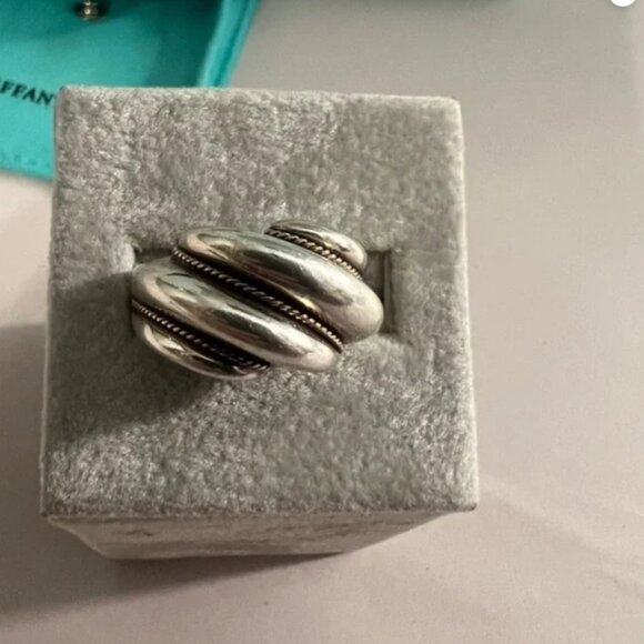 TIFFANY &CO STERLING SILVER RING W/14K YELLOW GOLD TRIM DOME RING WITH BOX+POUCH - Picture 2 of 6